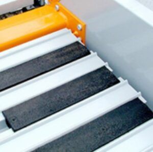 Et nærbillede af en maskine med sorte og hvide striber på