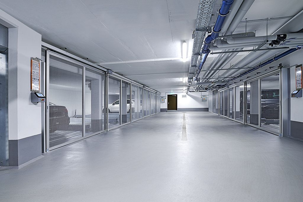 Et tomt underjordisk parkeringshus med mange døre
