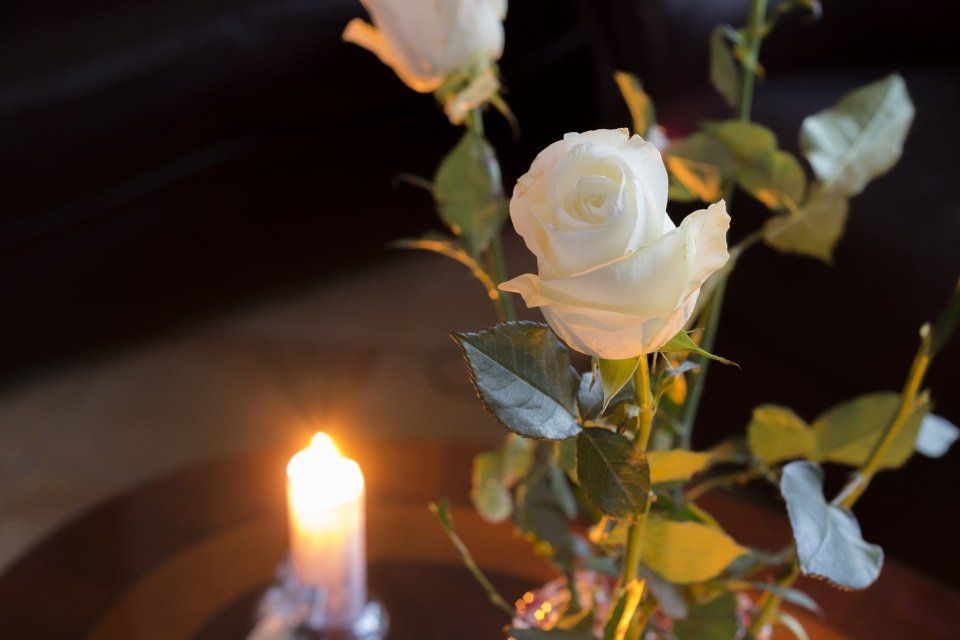 composizione di fiori bianchi per rito funebre