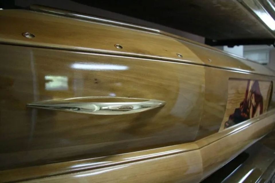 Un primo piano di una bara di legno con una maniglia