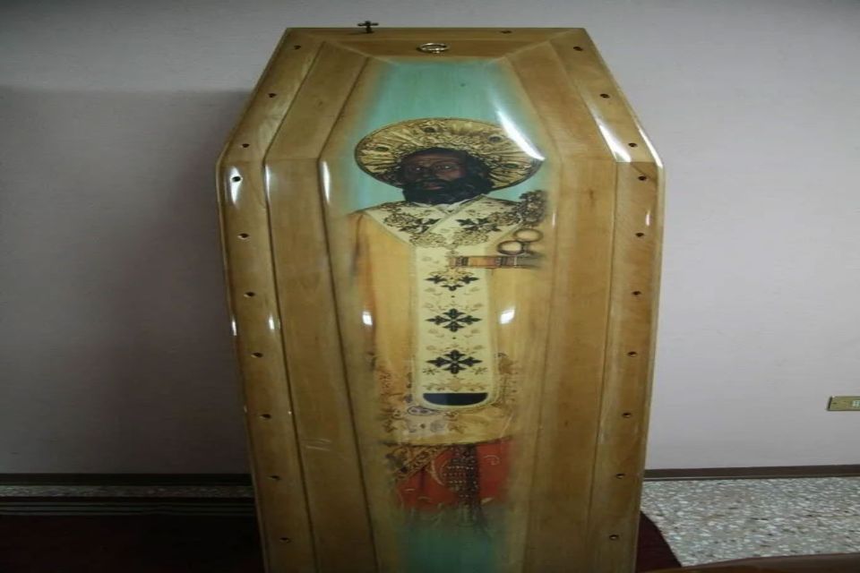 Una bara di legno con sopra un'immagine di Gesù