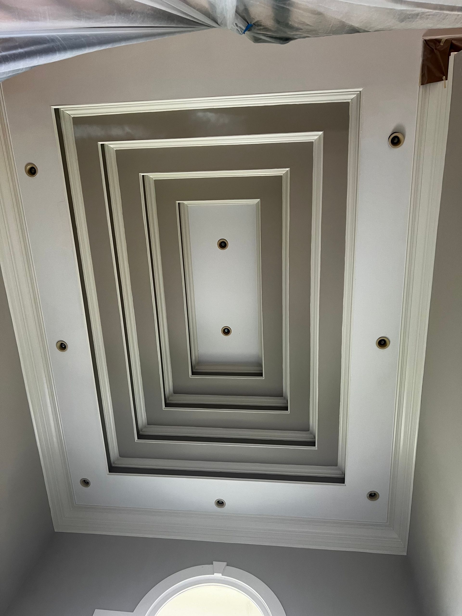 A ceiling with a lot of squares on it