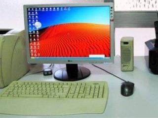 Postazione computer con pc bianco e monitor rosso e blu