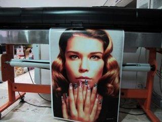 Foto di donna con capelli biondi ondulati e mani davanti al mento