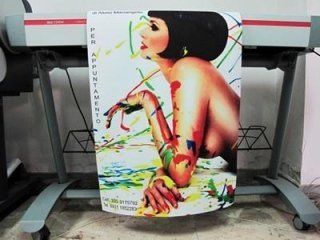 Tronco nudo di donna con caschetto nero e schizzi di pittura multicolore