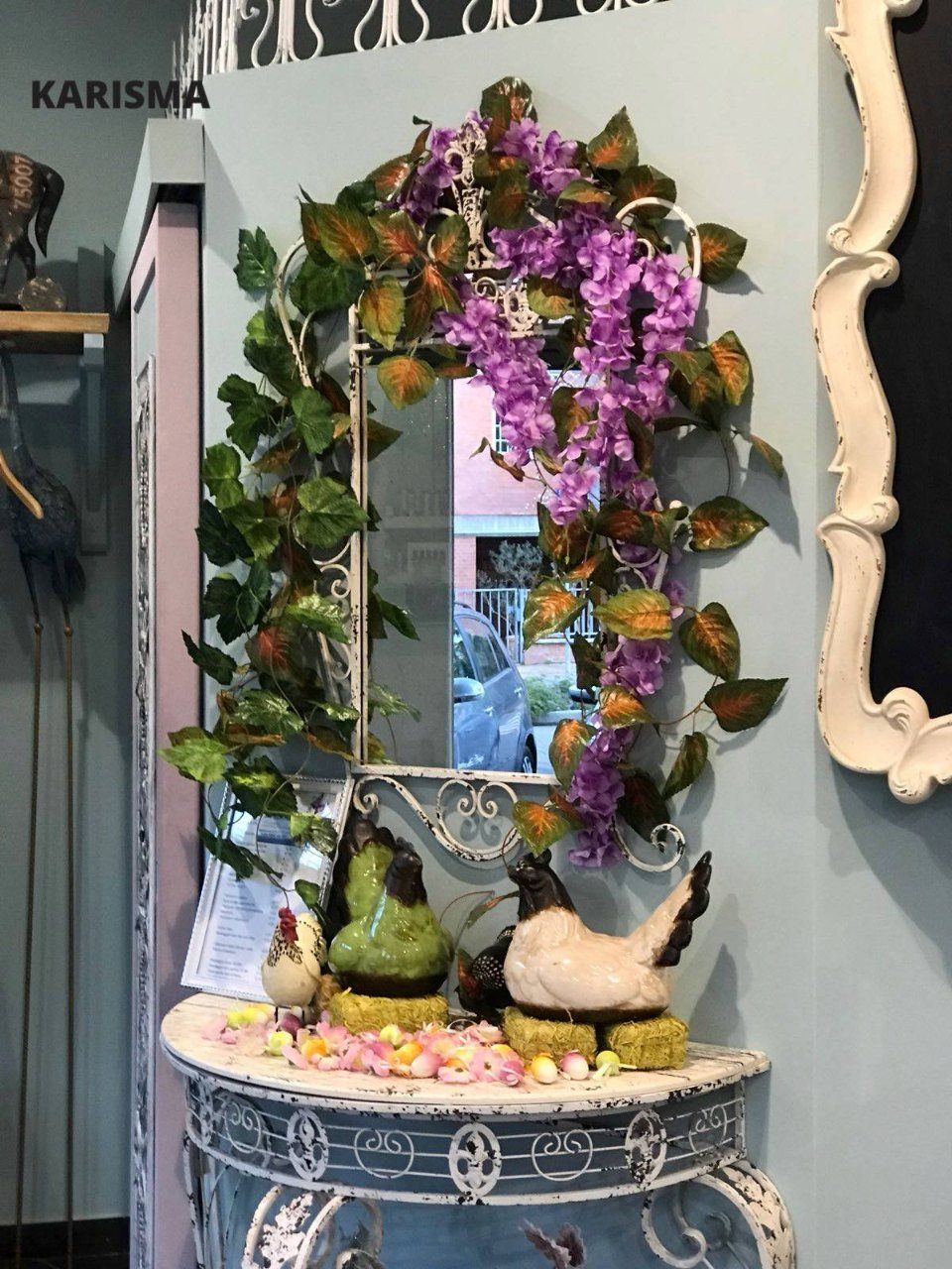 interni locale con addobbi floreali