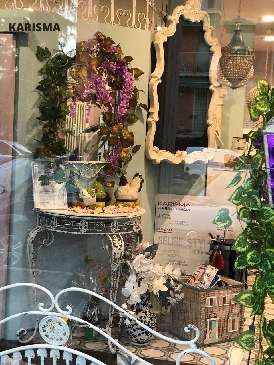 dettaglio vetrina salone di bellezza