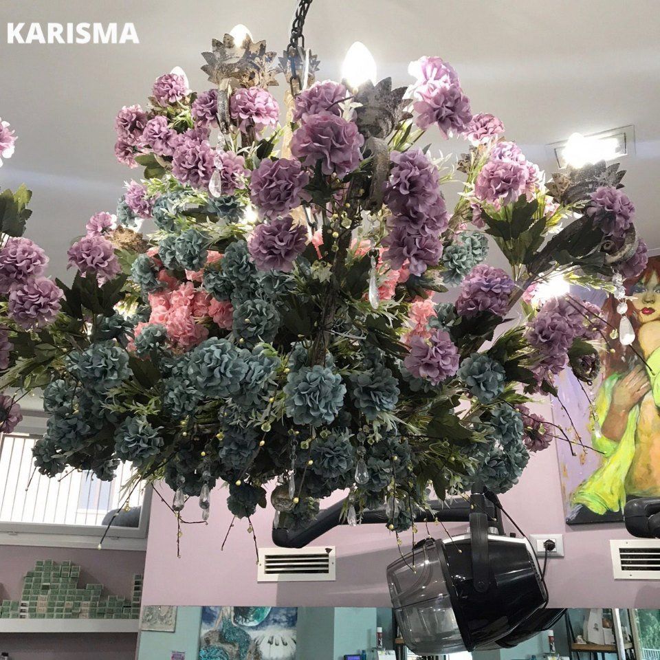 lampadario parruccheria con addobbi floreali