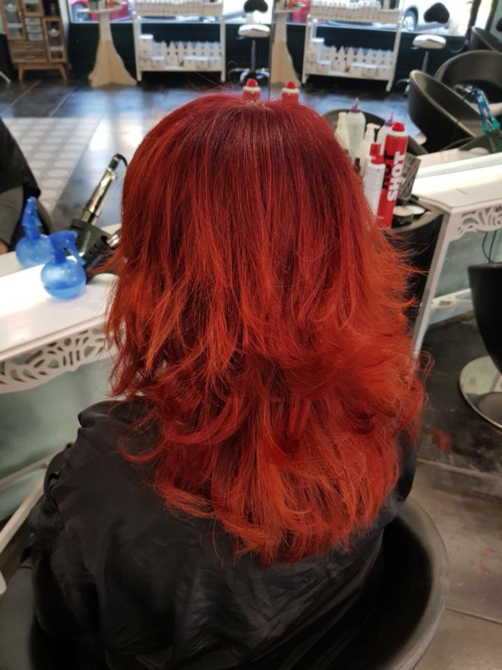 donna con capelli lisci rossi