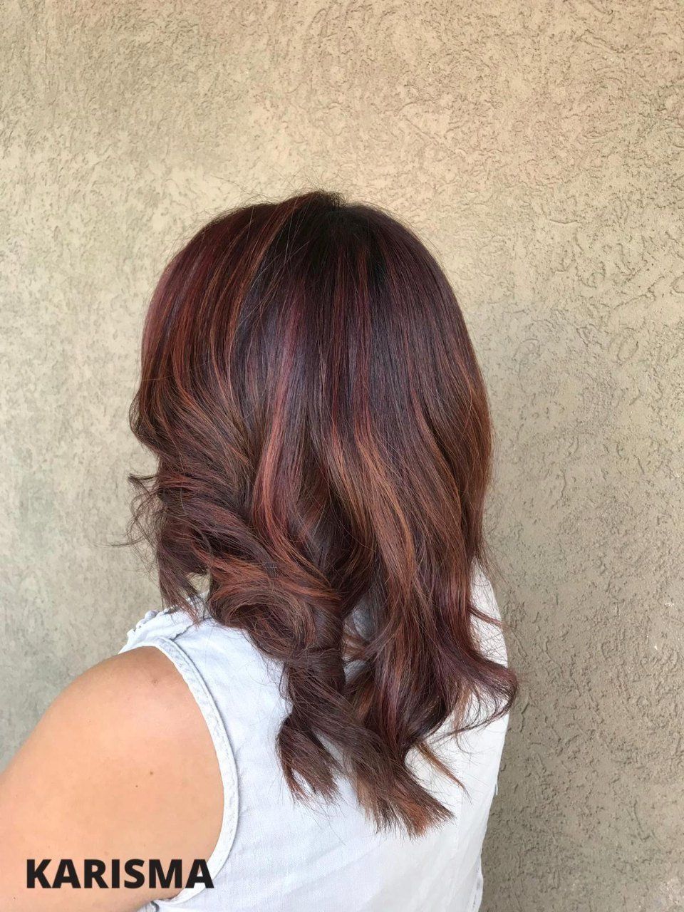 donna di spalle con capelli mossi