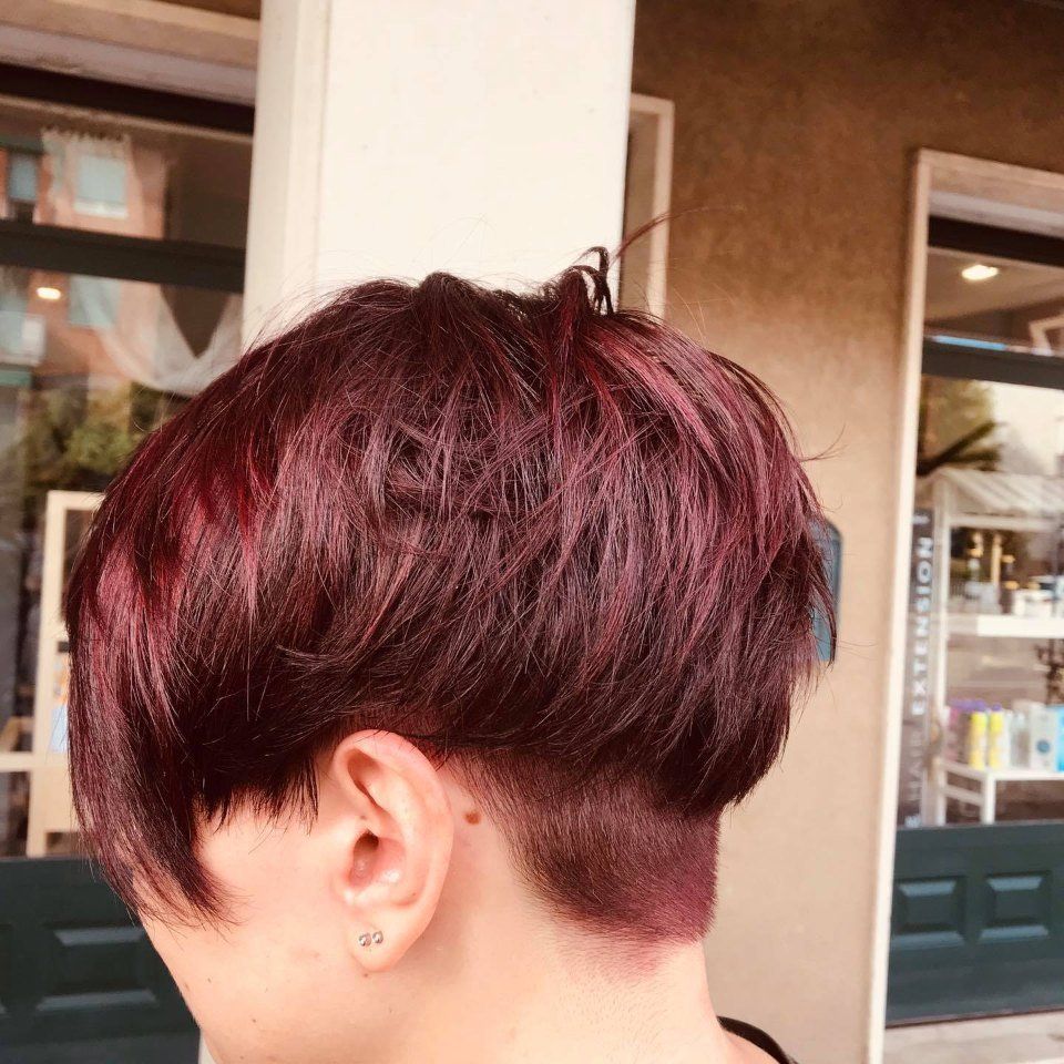 taglio alla moda con colorazione