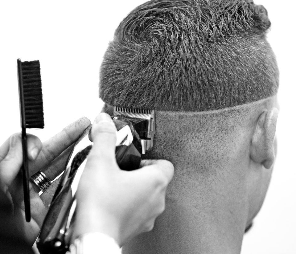 taglio capelli uomo con rasoio