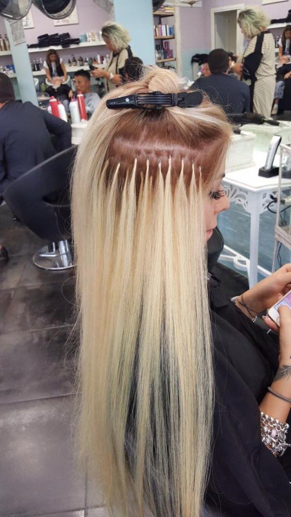 ragazza con extension biondo chiaro