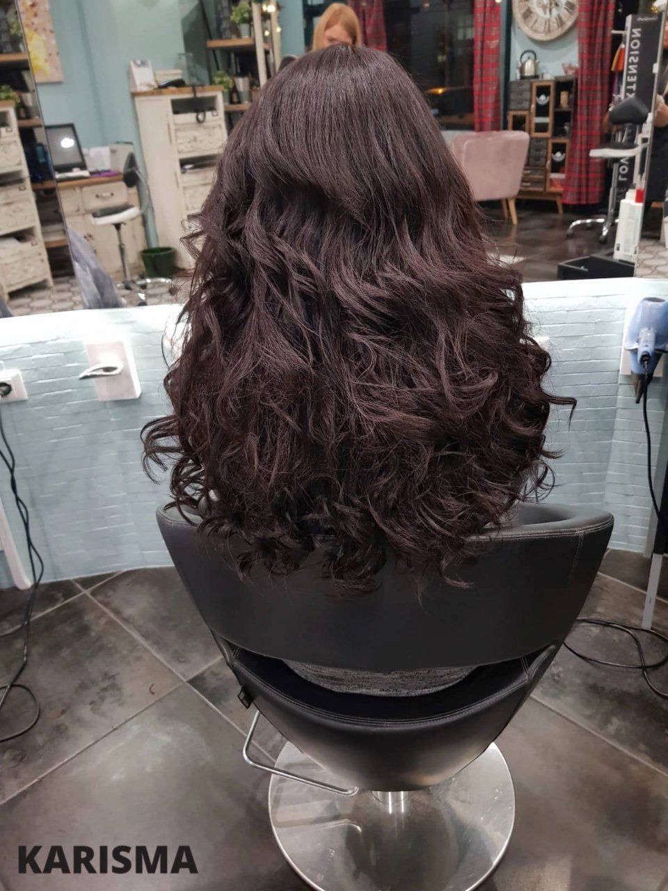 ragazza con extension castano scuro