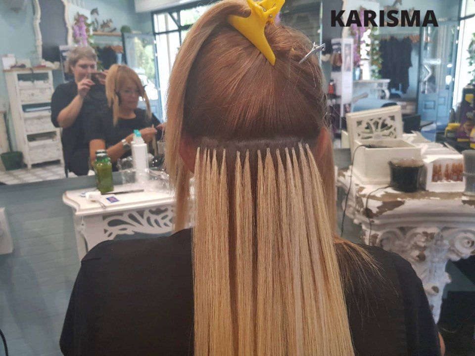 ragazza con extension color miele