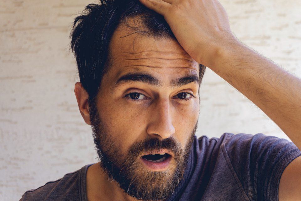 uomo con problemi di caduta capelli