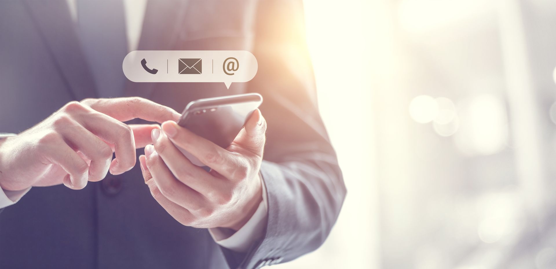 Un professionnel en costume tient un smartphone avec un menu flottant d'icônes pour les appels, les messages et l'authentification.