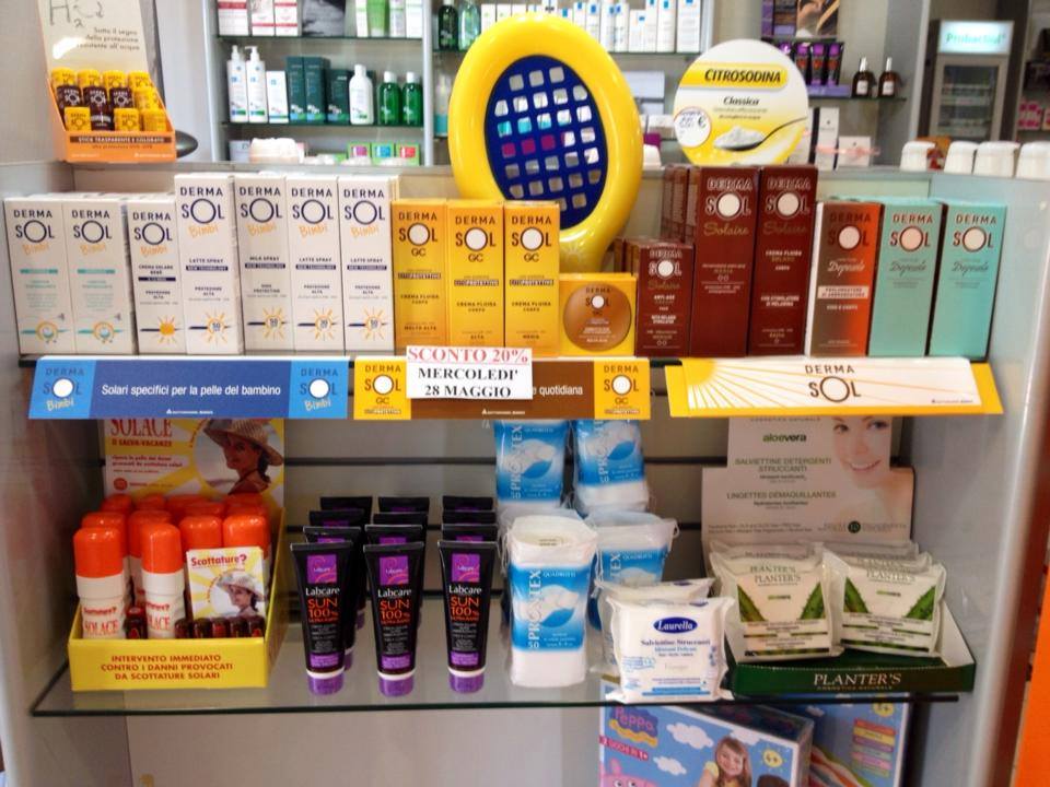 merce varia su scaffale