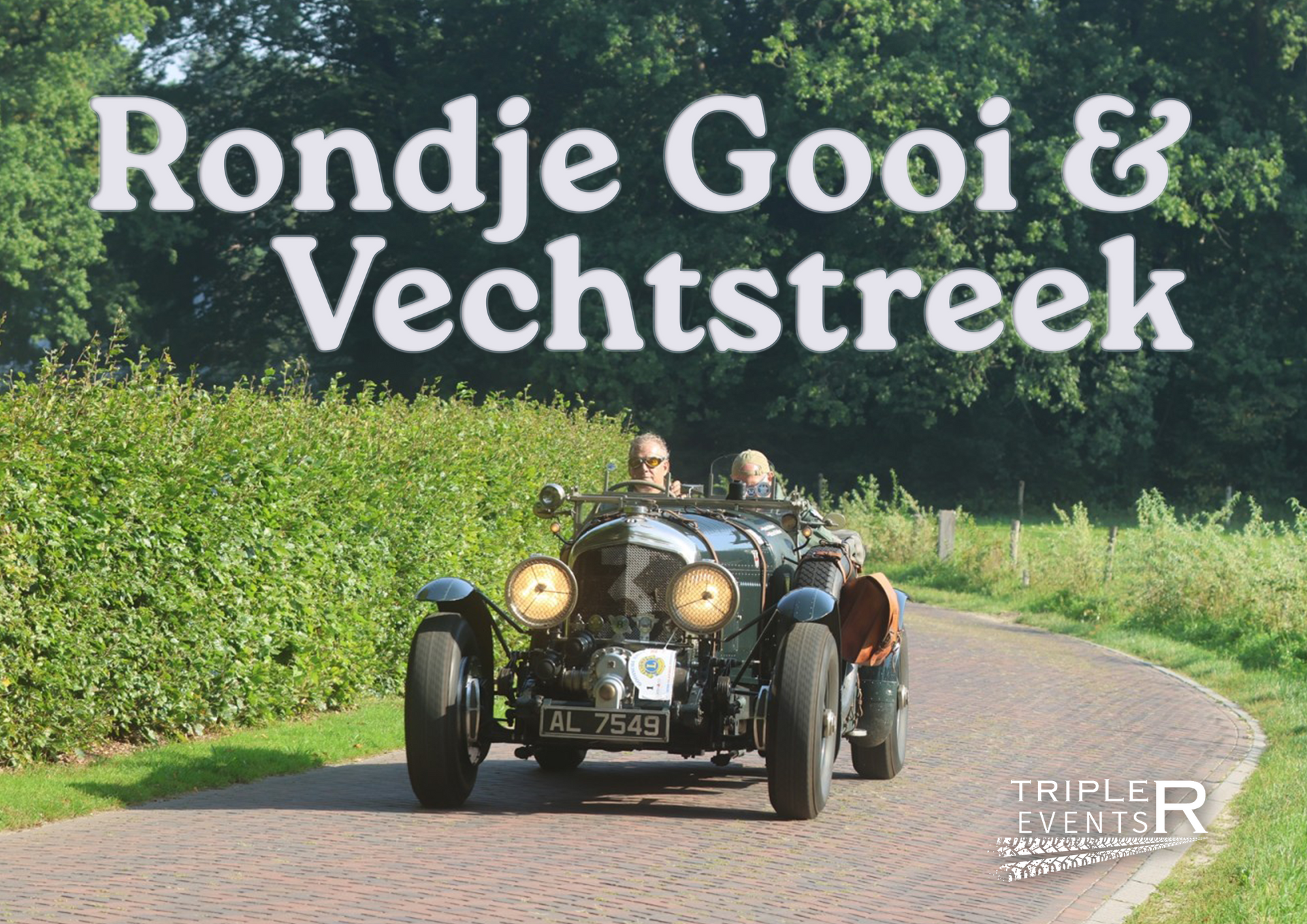 Een oldtimer op een weg, met de titel