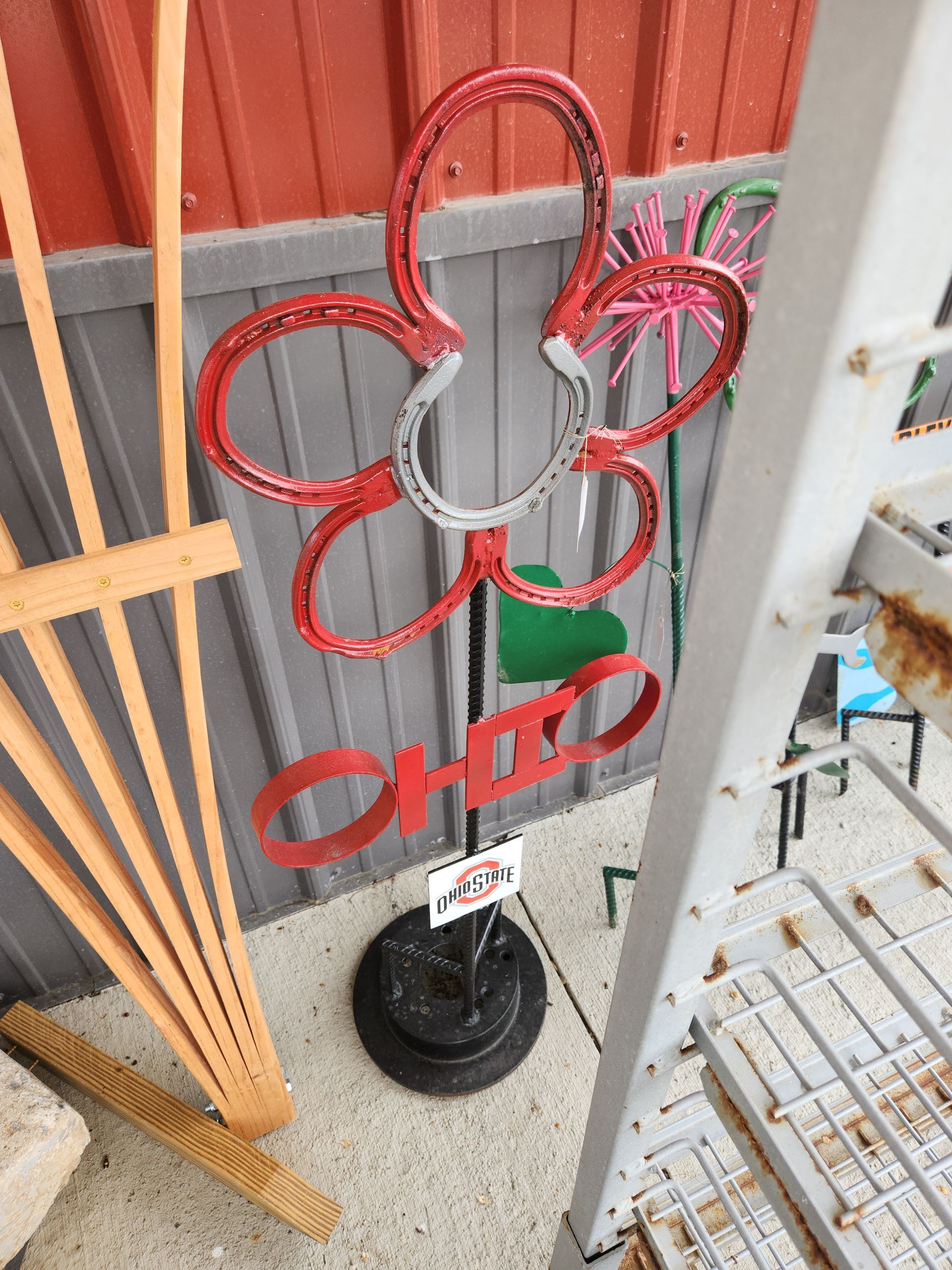 A flower made out of horseshoes with the word ohio on it