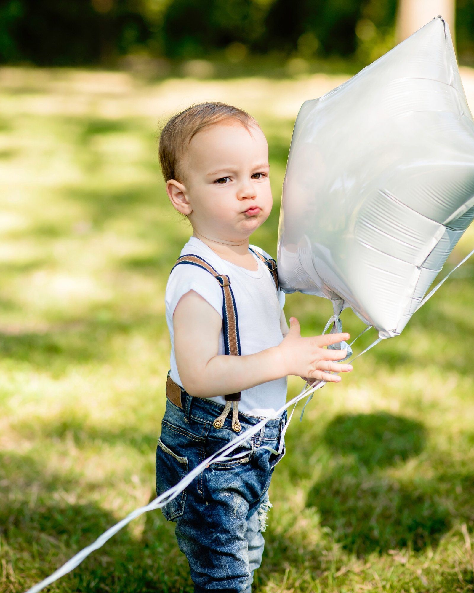 Young boy with large balloon |  Child photography | Stacey Naglie Toronto