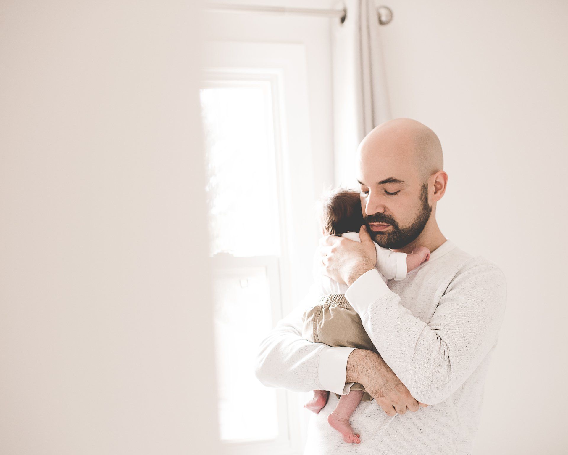 Lifestyle newborn photography Toronto | Stacey Naglie | Man holding newborn