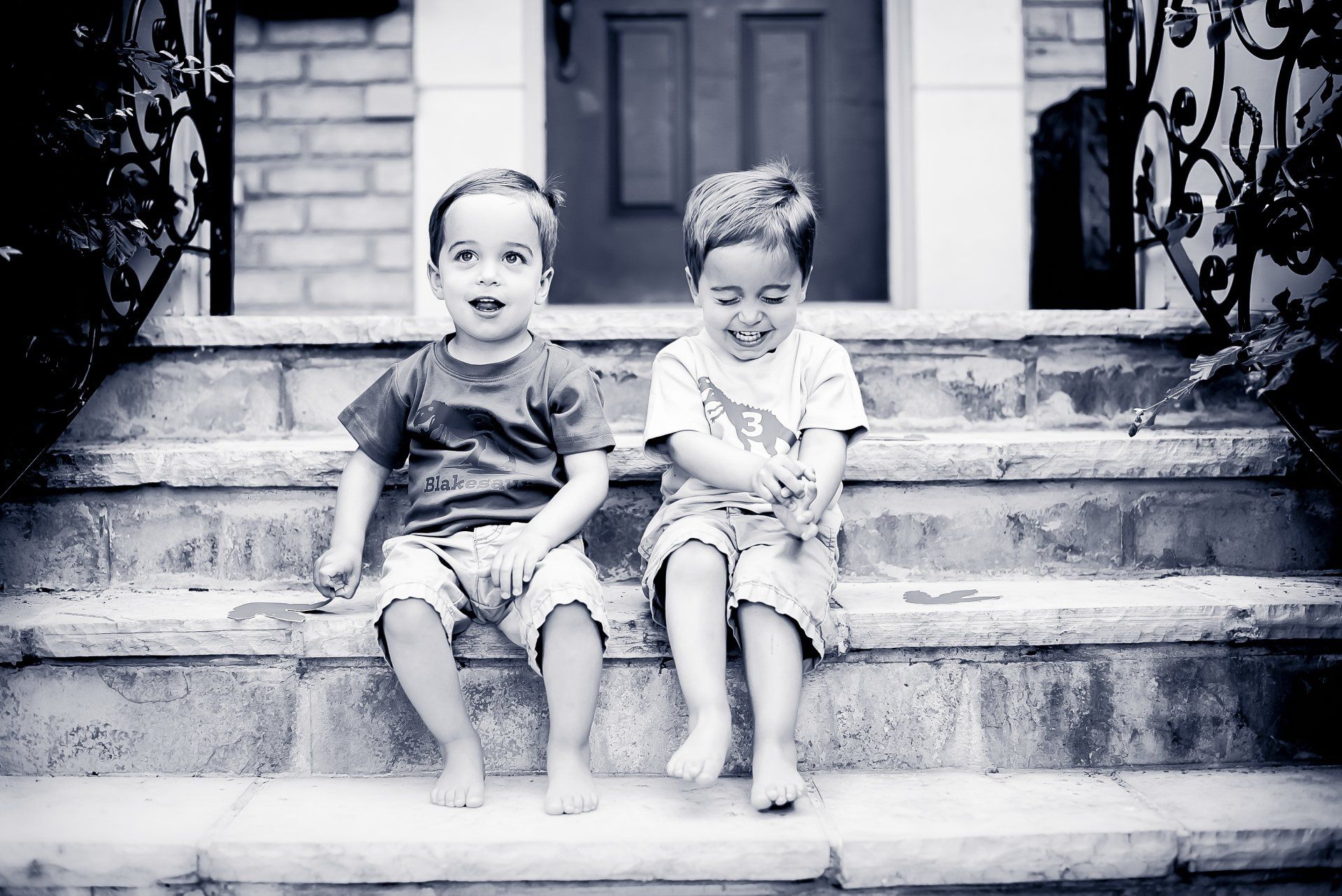 Family photographer Toronto | Stacey Naglie | Two young boys sitting on outdoor steps