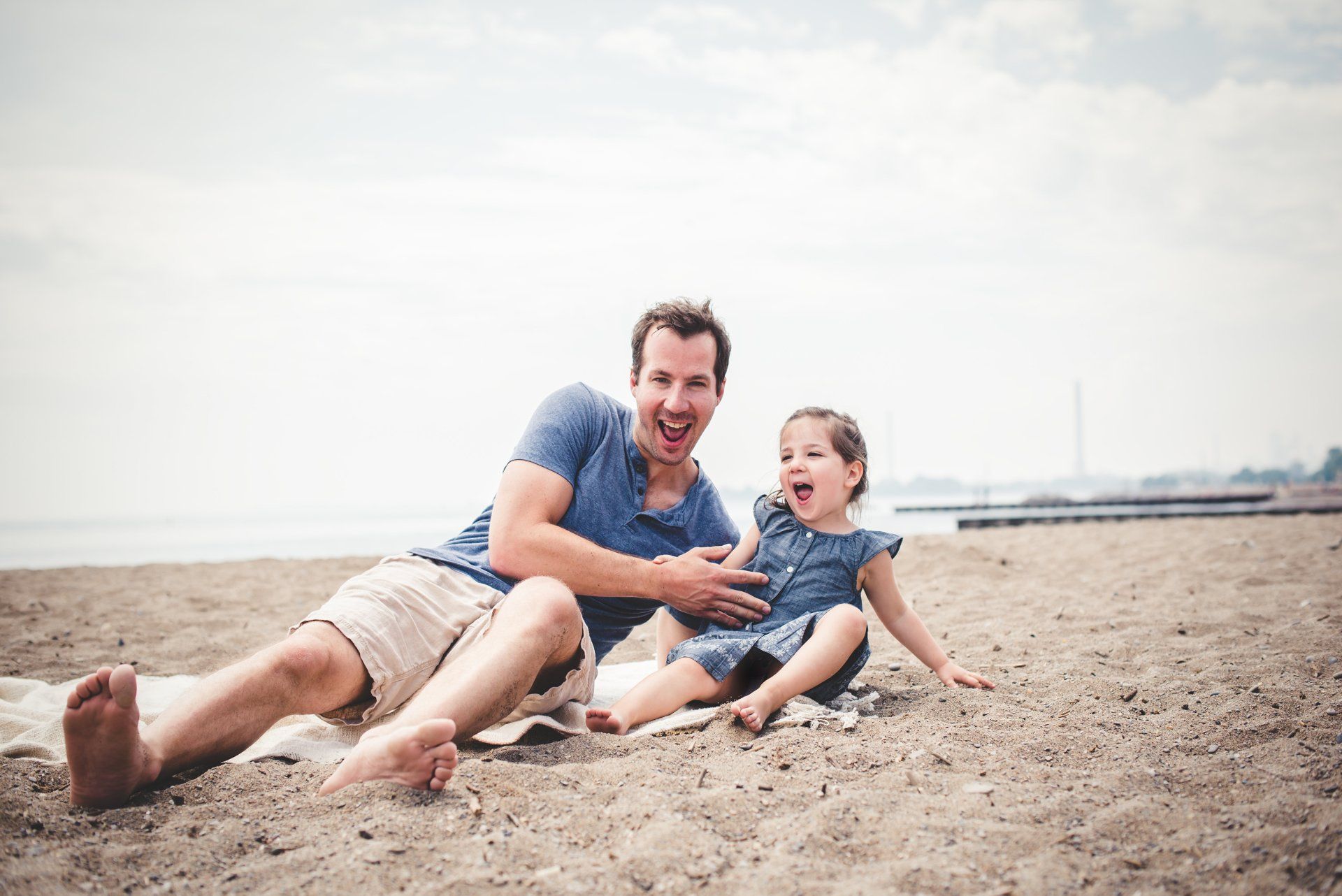 Family photographer Toronto | Stacey Naglie | Man and girl laughing on the beach