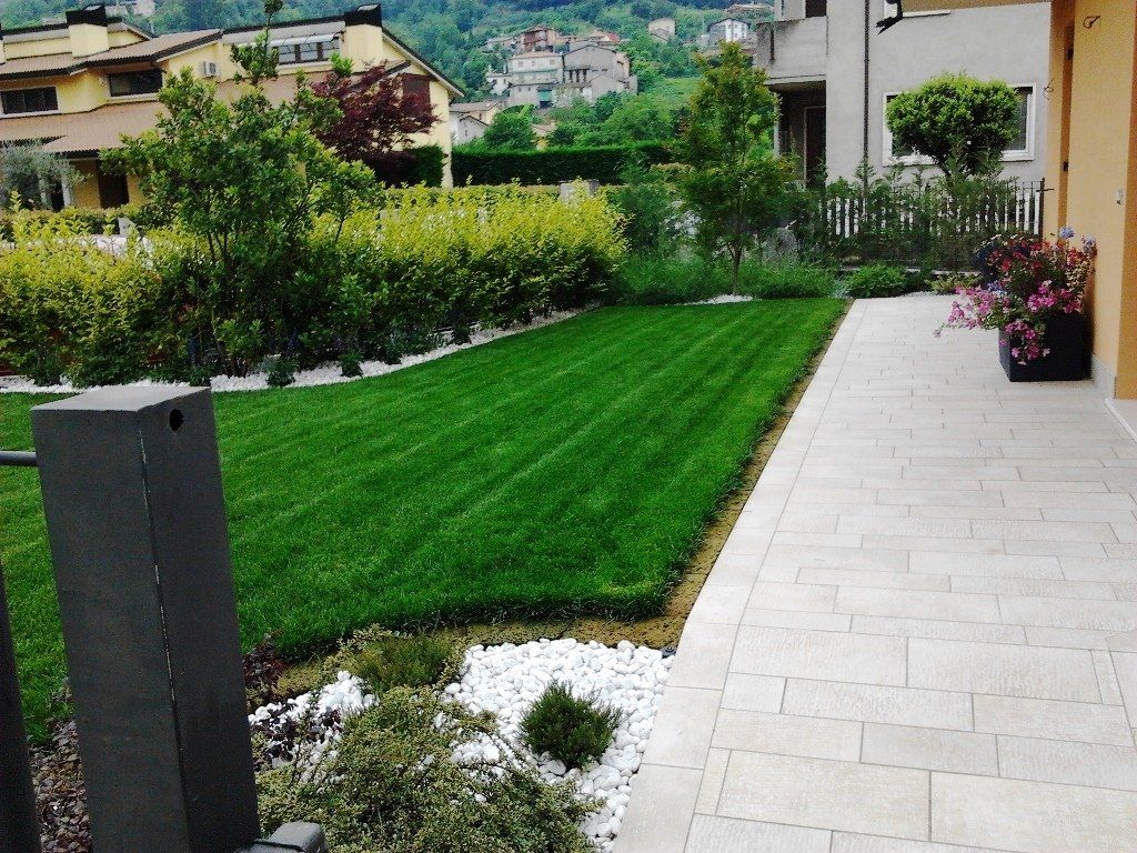 giardino abitazione con manto erboso installato