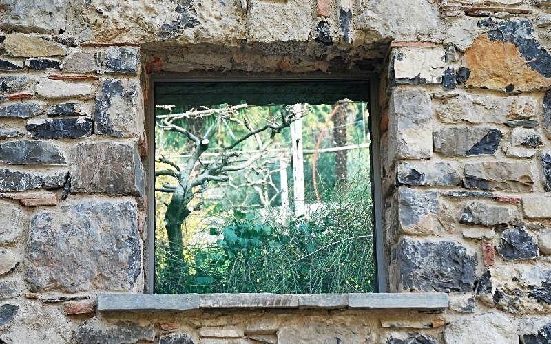 Finestra con cornice in pietra