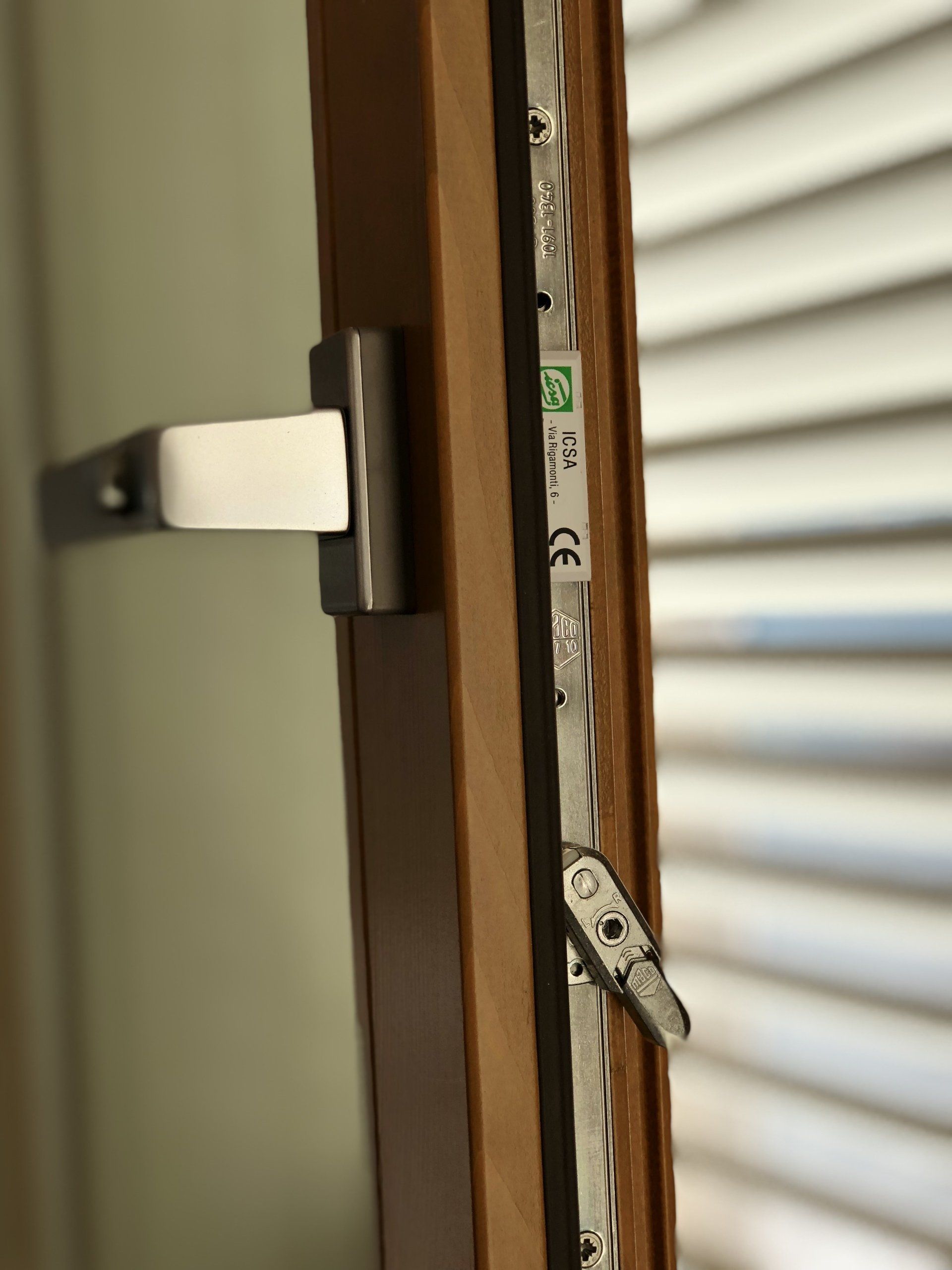 chiusura di una porta finestra isolante