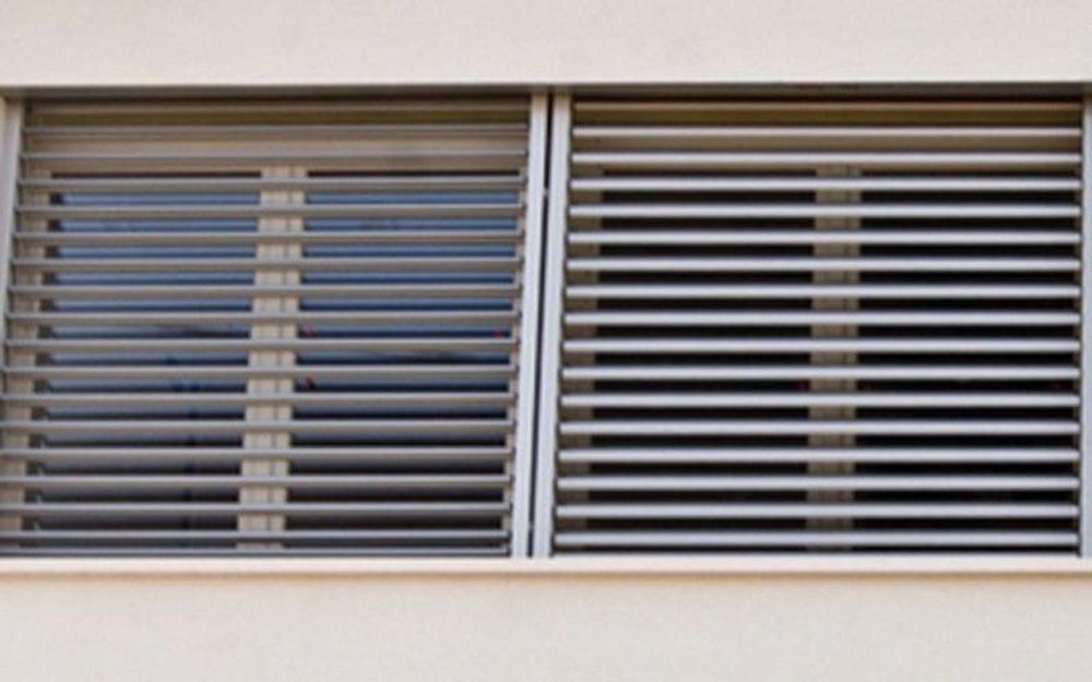 Frangisole in finestra a due ante
