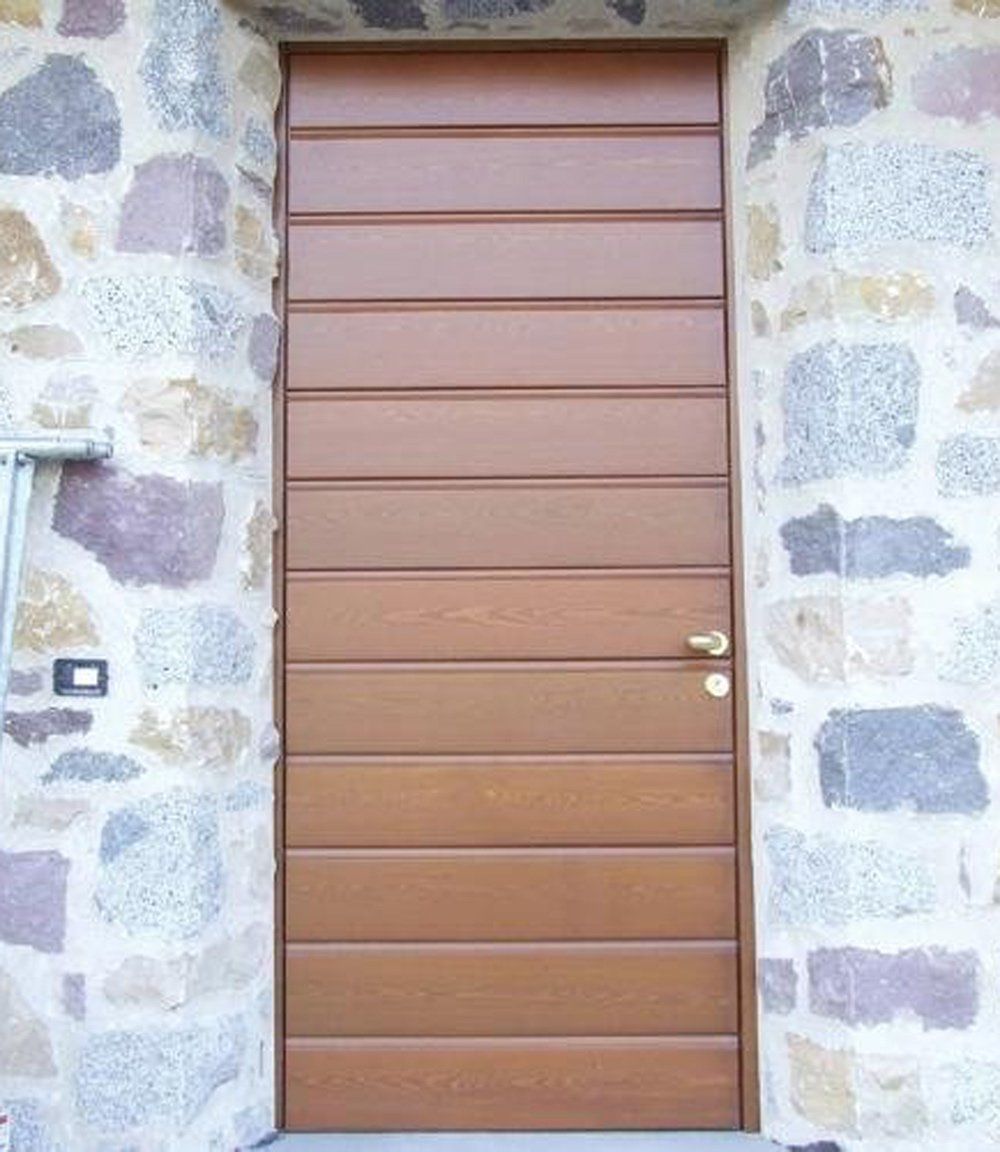 Portoncino in legno a doghe orizzontali