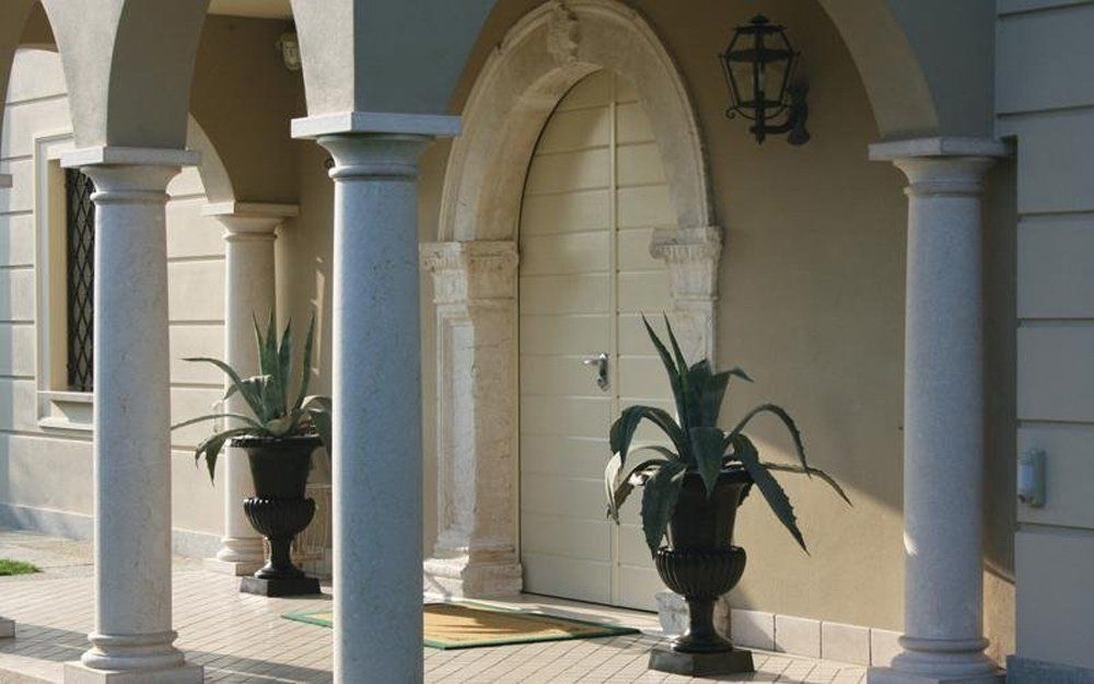 Portone in una villa
