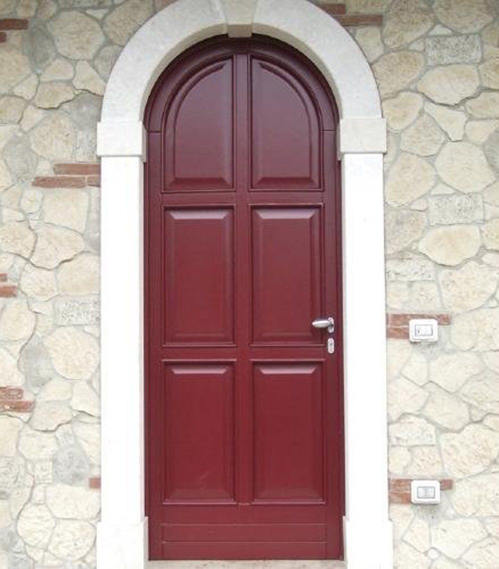 Portoncino in legno rosso a due ante