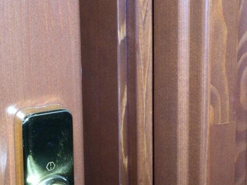 Porta in mogano con maniglia in ottone