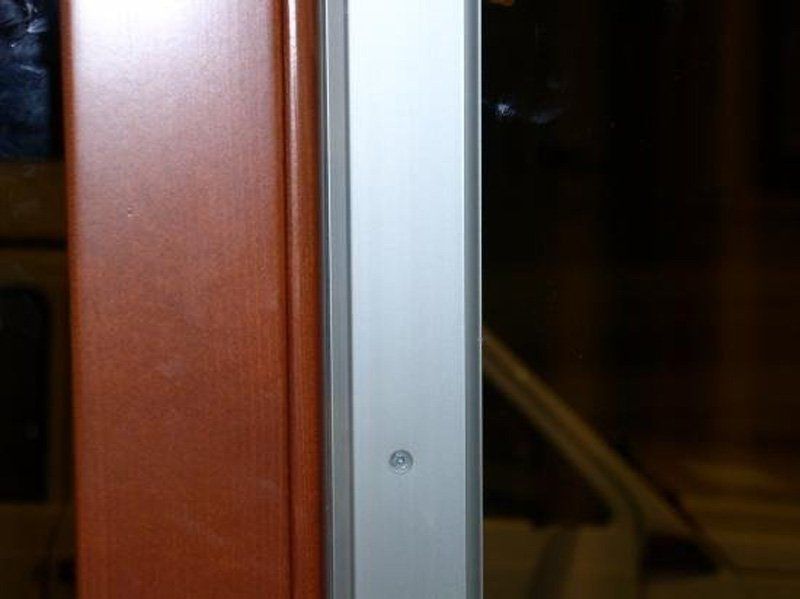Porta in legno con profilo in alluminio