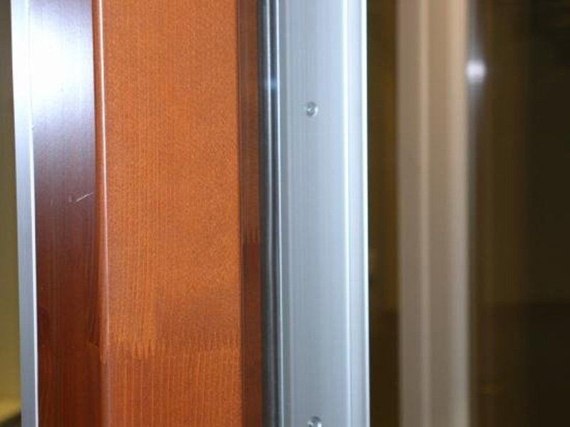 Porta in legno con profilo in PVC