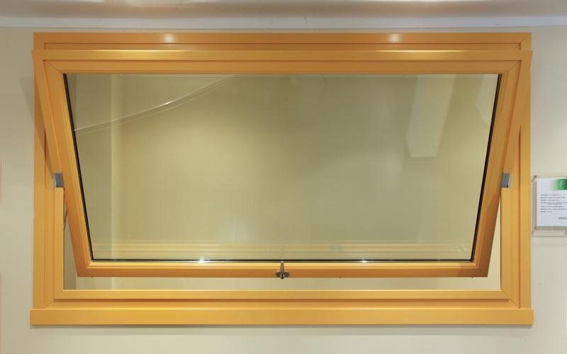 Finestra in legno-alluminio con sistema a bilico