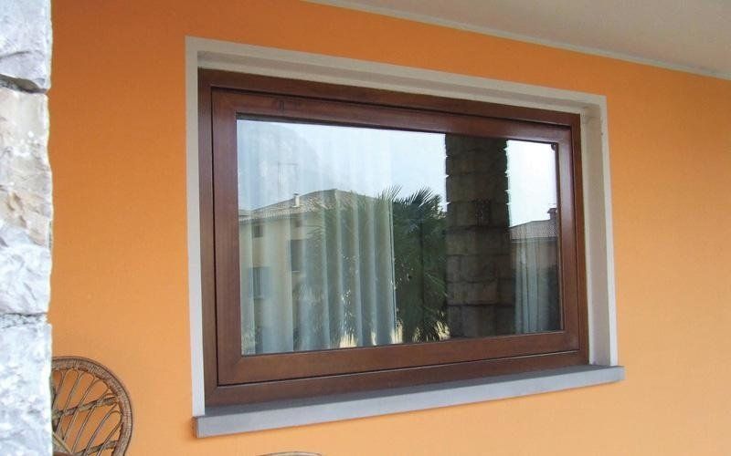 Finestra in legno con sistema a bilico
