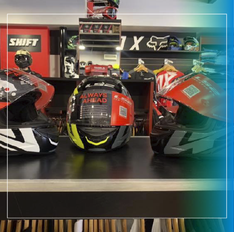 Cascos de motocicleta en exhibición en una tienda, varios colores y diseños.