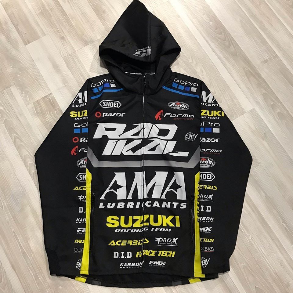 Chaqueta de carreras negra con capucha, logotipos Radikal y AMA, etiquetas de patrocinadores.