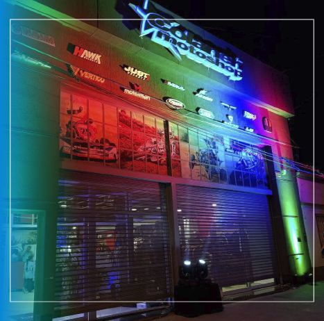 Exterior del edificio por la noche, iluminado con luces de colores