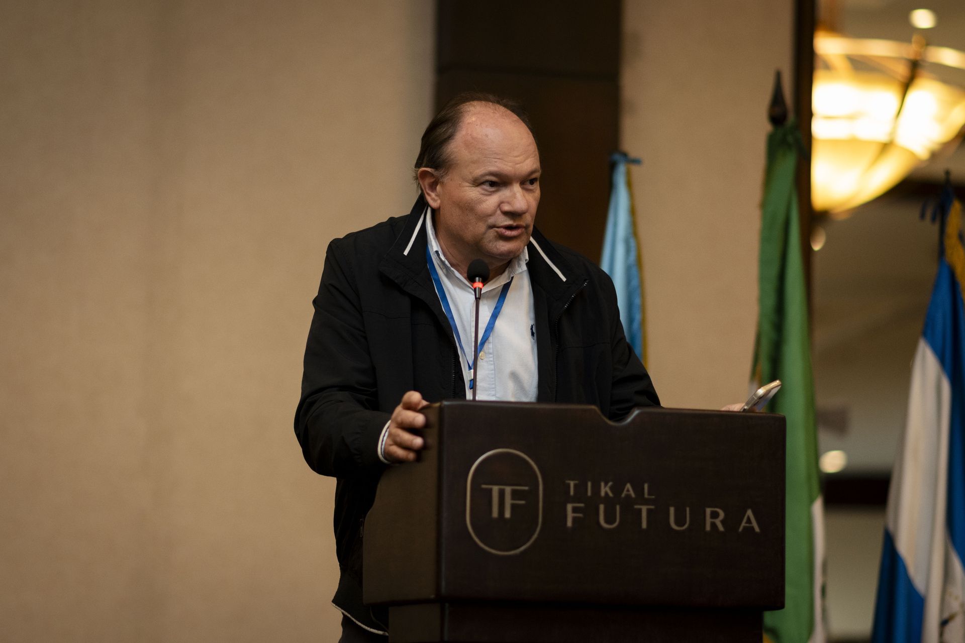 Un hombre está de pie en un podio dando un discurso.