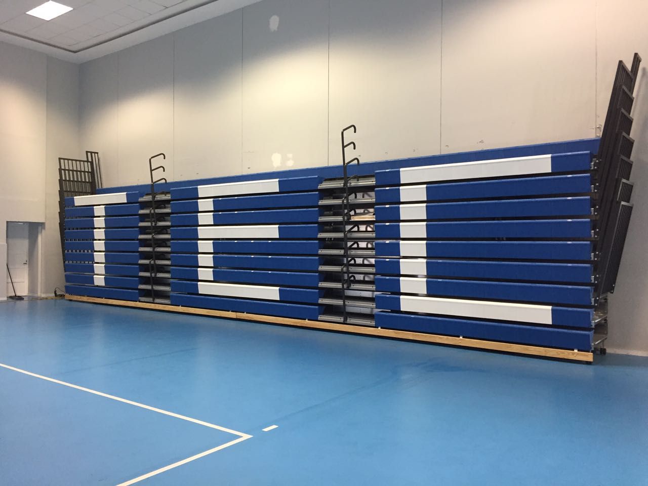 White and blue Excel Seat Modules (ESM) with Self-Storing Aisle Rails (SSAR) on a telescopic system at Tec Tampico in Mexico.