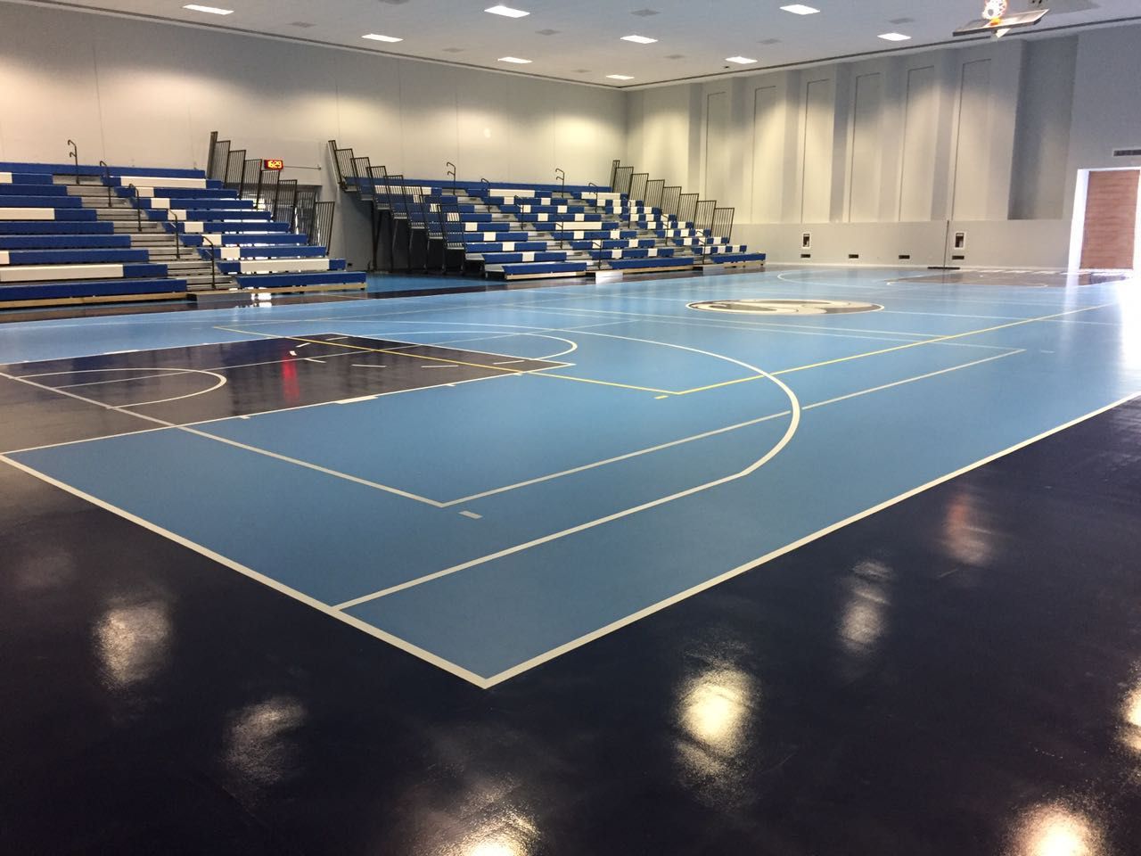 White and blue Excel Seat Modules (ESM) with Self-Storing Aisle Rails (SSAR) on a telescopic system at Tec Tampico in Mexico.