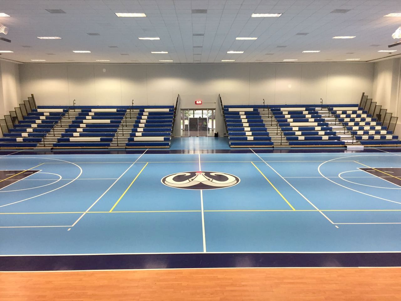 White and blue Excel Seat Modules (ESM) with Self-Storing Aisle Rails (SSAR) on a telescopic system at Tec Tampico in Mexico.