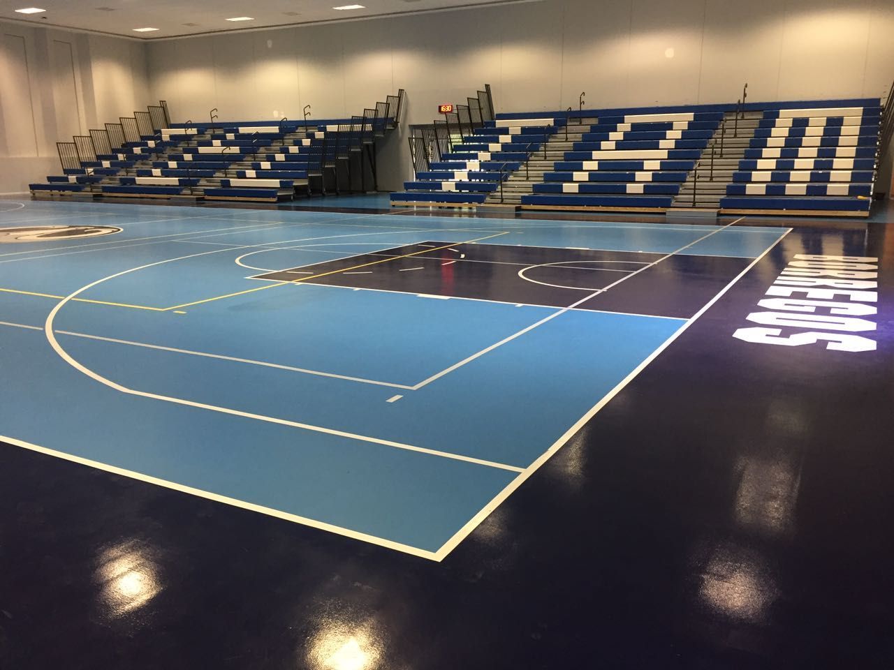 White and blue Excel Seat Modules (ESM) with Self-Storing Aisle Rails (SSAR) on a telescopic system at Tec Tampico in Mexico.