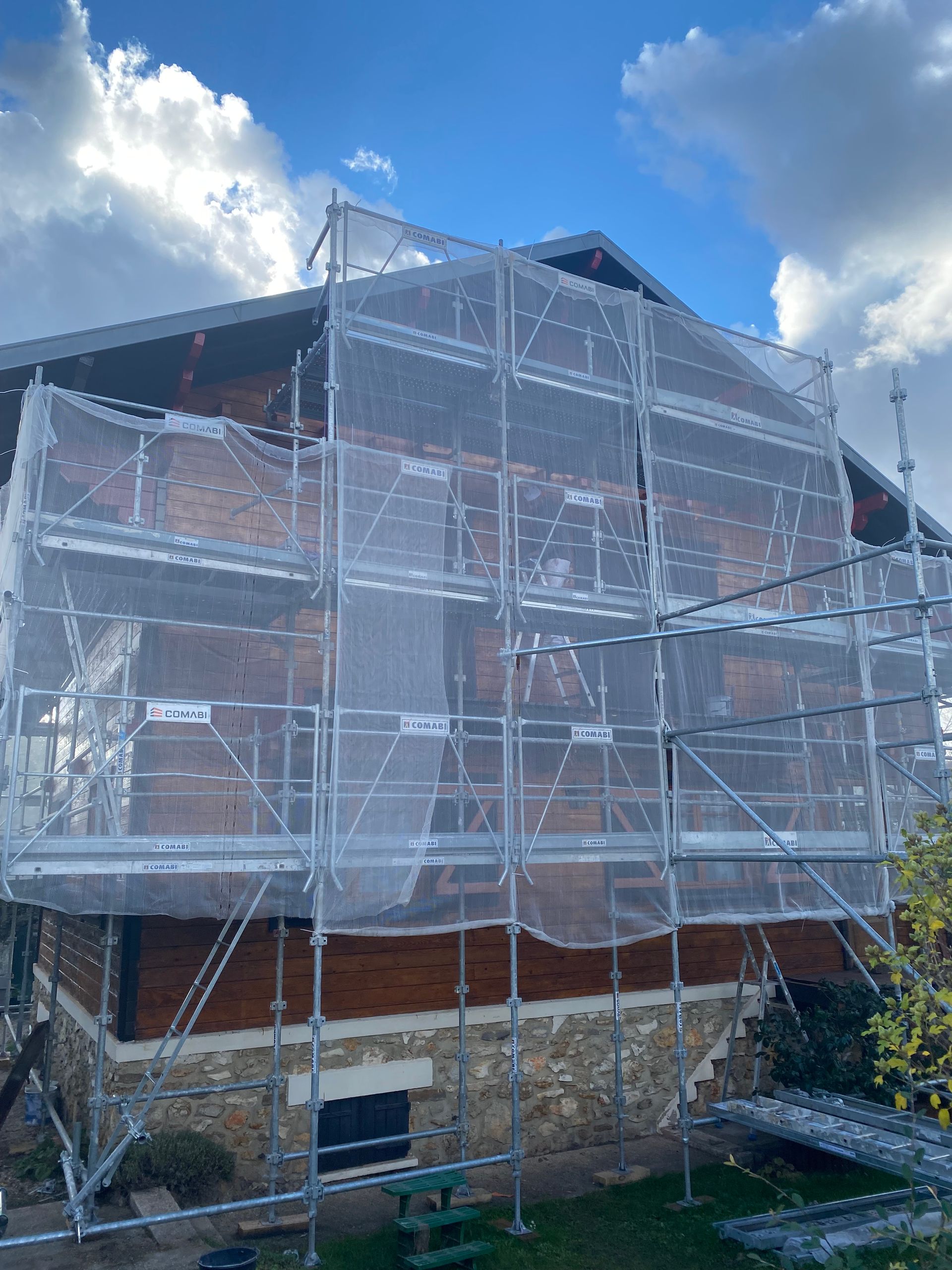 Un grand bâtiment avec beaucoup de fenêtres et de balcons par temps nuageux.