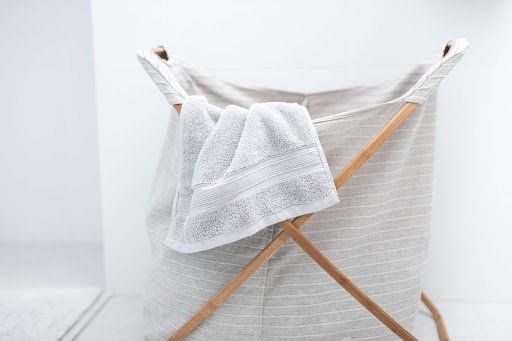 cara menata kamar kos yang sempit dan banyak barang dengan menyimpan barang pada tempatnya